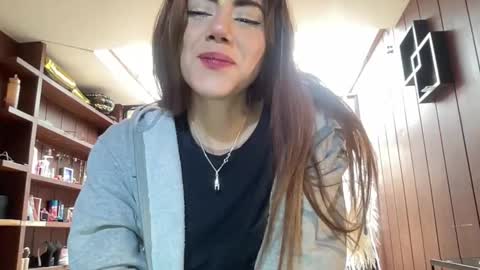 Snapshot of sexyaliceskay chatting on December 17, 5:08 pm Alice Skay online show from December 17, 5:08 pm