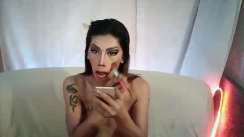 Snapshot of sexydevine_34 chatting on May 28, 11:57 pm Devine online show from May 28, 11:57 pm