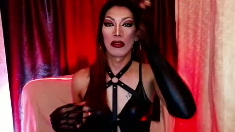 Snapshot of sexydevine_34 chatting on June 25, 2:11 am Devine online show from June 25, 2:11 am