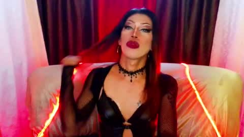 Snapshot of sexydevine_34 chatting on July 10, 8:33 pm Devine online show from July 10, 8:33 pm