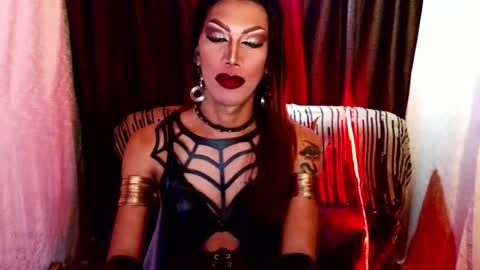 Snapshot of sexydevine_34 chatting on July 28, 9:47 pm Devine online show from July 28, 9:47 pm