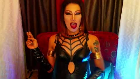 Snapshot of sexydevine_34 chatting on August 4, 10:34 pm Devine online show from August 4, 10:34 pm