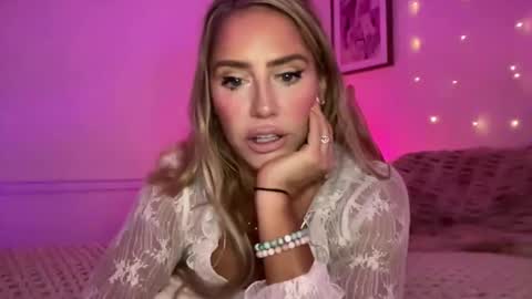 Snapshot of sexygoodvibebabe69 chatting on November 10, 9:19 am Ashley Love online show from November 10, 9:19 am