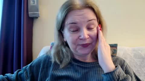 Snapshot of sexyjennyeu chatting on February 8, 1:58 pm Jenny online show from February 8, 1:58 pm