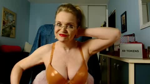 Snapshot of sexyjennyeu chatting on March 20, 9:30 pm Jenny online show from March 20, 9:30 pm