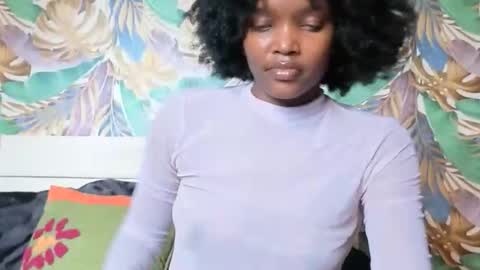 Snapshot of sexypetite_lee chatting on February 17, 1:51 pm Lee online show from February 17, 1:51 pm