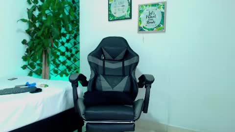 Snapshot of sexytommy_ chatting on June 19, 3:44 am sexytommy_ online show from June 19, 3:44 am