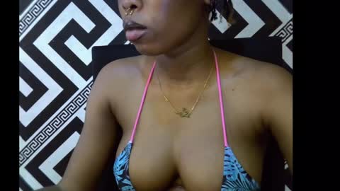 Snapshot of sezy_petite chatting on September 27, 11:21 pm Wealth online show from September 27, 11:21 pm