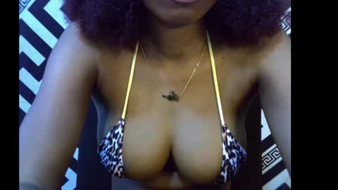 Snapshot of sezy_petite chatting on October 18, 9:43 am Wealth online show from October 18, 9:43 am
