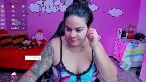 Snapshot of shaaroonhillss1 chatting on December 4, 11:19 am sharoon online show from December 4, 11:19 am