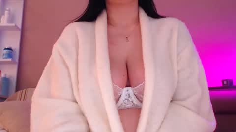 Snapshot of shakeit_good chatting on March 28, 6:24 am Mila online show from March 28, 6:24 am