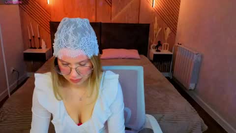 Snapshot of shakira_lux chatting on May 23, 9:24 am Shakira online show from May 23, 9:24 am