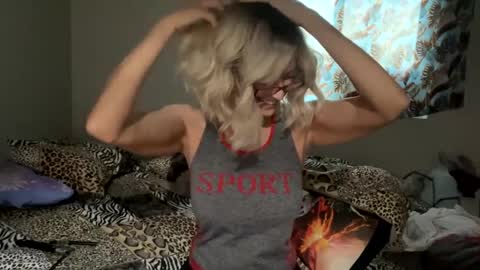 Snapshot of shamanwoman chatting on December 10, 3:01 pm Shaman Woman online show from December 10, 3:01 pm