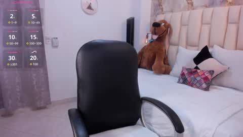 Snapshot of shamara_thomson chatting on June 13, 12:19 am Shamara Thomson online show from June 13, 12:19 am