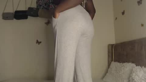 Snapshot of shannky_ chatting on February 10, 2:04 am shannky online show from February 10, 2:04 am