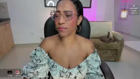 Snapshot of shantall_wills chatting on June 12, 10:47 am Shantall wills online show from June 12, 10:47 am