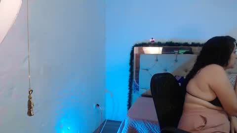 Snapshot of sharlotte__jones chatting on December 5, 3:17 pm Sara online show from December 5, 3:17 pm