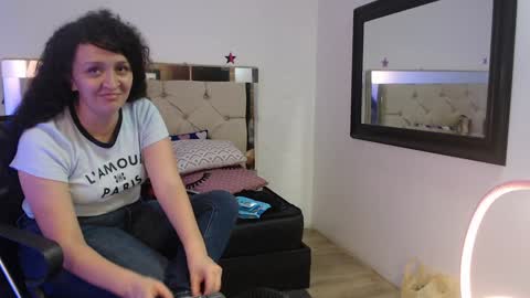 Snapshot of sharlotte__jones chatting on January 4, 8:27 pm Sara online show from January 4, 8:27 pm