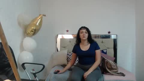 Snapshot of sharlotte__jones chatting on January 22, 9:10 pm Sara online show from January 22, 9:10 pm