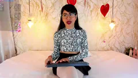 Snapshot of sharon_leather chatting on May 18, 12:11 pm sharon_leather online show from May 18, 12:11 pm