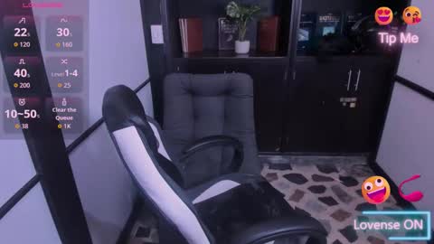 Snapshot of sharonqueen1_ chatting on November 13, 12:04 pm sharonqueen1_ online show from November 13, 12:04 pm