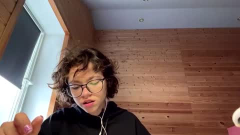 Snapshot of shaunnamallinak chatting on June 15, 9:22 am Viola online show from June 15, 9:22 am