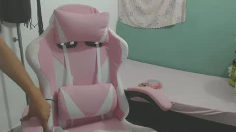 Snapshot of shayna_cute chatting on July 13, 2:03 am Shayna online show from July 13, 2:03 am