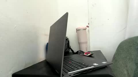 Snapshot of she_thick_n_sexxy chatting on May 26, 10:22 am Thick babe online show from May 26, 10:22 am