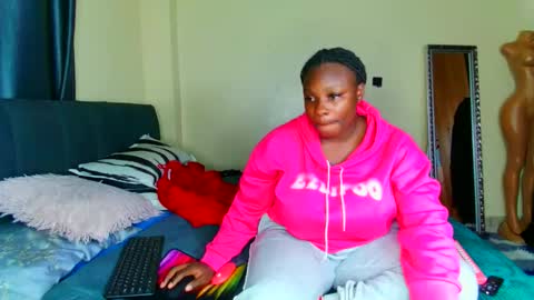 Snapshot of shee13 chatting on December 14, 9:08 pm shee13 online show from December 14, 9:08 pm