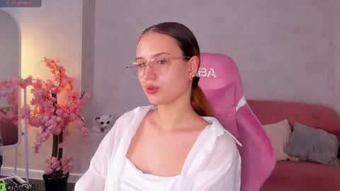 Snapshot of shei1a_shy chatting on June 16, 11:02 am Amely online show from June 16, 11:02 am