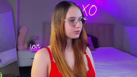 Snapshot of shei1a_shy chatting on June 18, 11:25 am Amely online show from June 18, 11:25 am