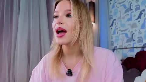 Snapshot of sheliamuyres chatting on June 23, 1:47 am Lina online show from June 23, 1:47 am