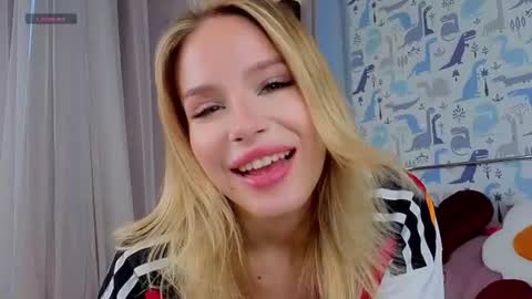 Snapshot of sheliamuyres chatting on June 29, 1:56 am Lina online show from June 29, 1:56 am