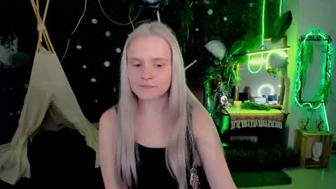 Snapshot of sherributlers chatting on May 28, 5:16 am Sweet Sherri online show from May 28, 5:16 am