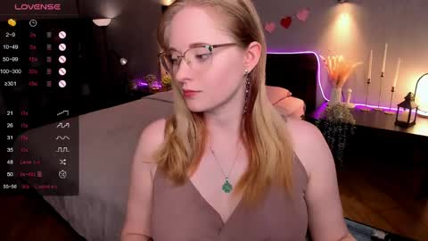 Snapshot of sheslinki chatting on May 24, 8:52 am Hello guys my name is Aemilia online show from May 24, 8:52 am