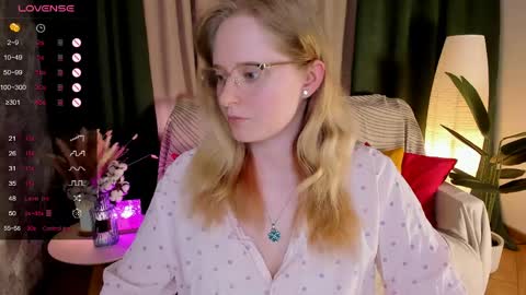 Snapshot of sheslinki chatting on June 8, 8:48 am Hello guys my name is Aemilia online show from June 8, 8:48 am