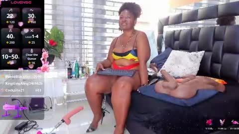 Snapshot of sheyla__ebony chatting on June 27, 10:15 pm sheyla__ebony online show from June 27, 10:15 pm