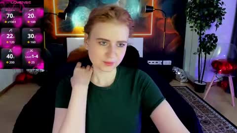Snapshot of shiny_lisss chatting on May 19, 1:44 am Lisa online show from May 19, 1:44 am