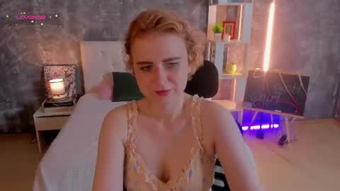 Snapshot of shiny_lisss chatting on July 5, 1:23 am Lisa online show from July 5, 1:23 am