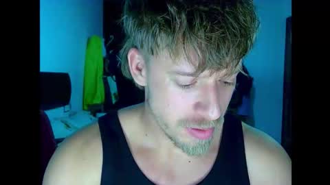 Snapshot of shirtless_dj chatting on December 3, 1:02 am Cick Goreskin online show from December 3, 1:02 am