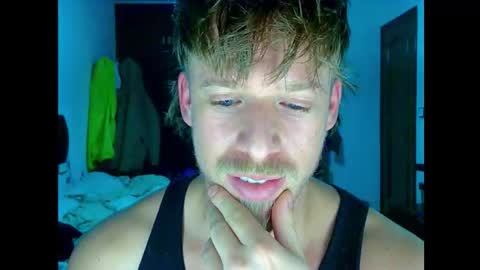 Snapshot of shirtless_dj chatting on December 5, 2:09 am Cick Goreskin online show from December 5, 2:09 am