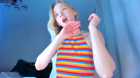 Snapshot of showmejenny chatting on November 28, 2:25 am jennywoody online show from November 28, 2:25 am