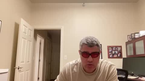 Snapshot of showmet chatting on December 6, 7:21 am Chicago Guy online show from December 6, 7:21 am