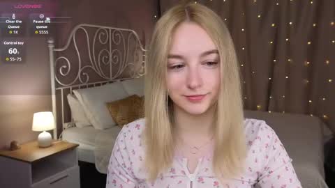 Snapshot of shy__polly chatting on May 9, 12:05 am Polly online show from May 9, 12:05 am