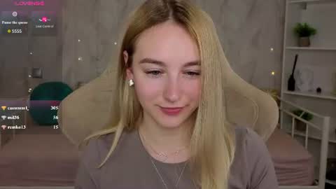 Snapshot of shy__polly chatting on July 23, 1:58 am Polly online show from July 23, 1:58 am