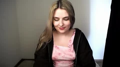 shy_sabrina_ online show from April 14, 12:22 pm