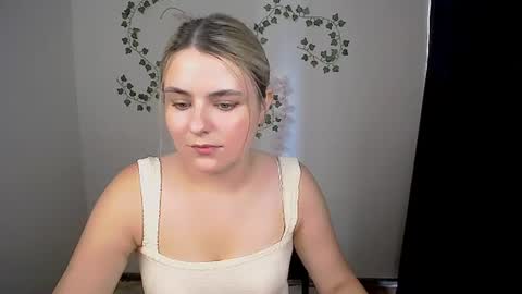 shy_sabrina_ online show from August 4, 1:36 pm