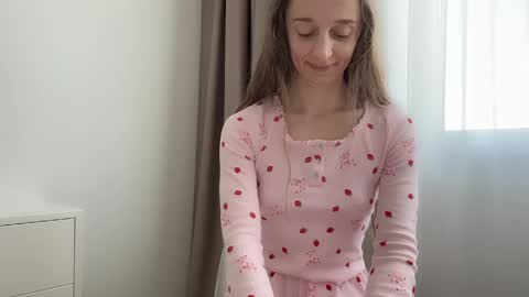 shy_schoolgirl_ online show from May 23, 1:15 pm