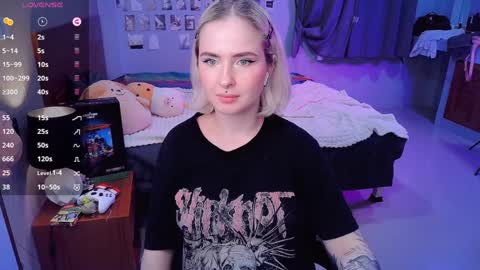 Snapshot of shyfoxxxy chatting on December 1, 7:36 pm Effie online show from December 1, 7:36 pm