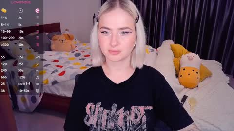Snapshot of shyfoxxxy chatting on December 6, 8:26 am Effie online show from December 6, 8:26 am